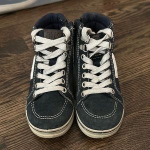 Navy and white suede Primigi hi-tops on a side 26 (US 9)